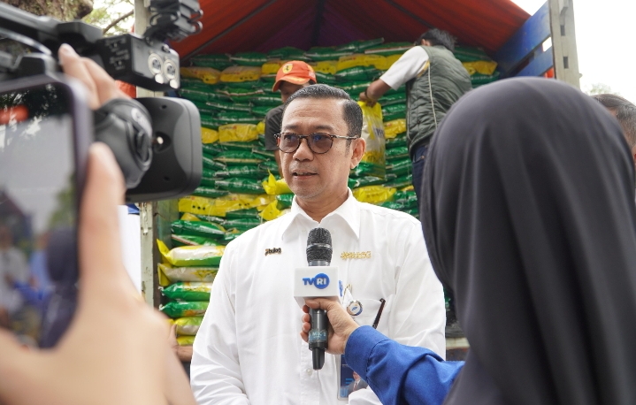 Pemimpin Wilayah BULOG Jabar, Mohamad Alexander, memastikan beras dari BULOG memenuhi standar mutu, tidak dioplos, dan aman untuk dikonsumsi.